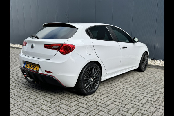 Alfa Romeo Giulietta 1.4 Turbo MultiAir Super TCT Automaat | Climate Control | 18" Lichtmetalen Velgen | Stoelverwarming | Trekhaak Alfa Romeo Giulietta 1.4 Turbo MultiAir Super TCT Automaat | Climate Control | 18" Lichtmetalen Velgen | Stoelverwarming | Trekhaak