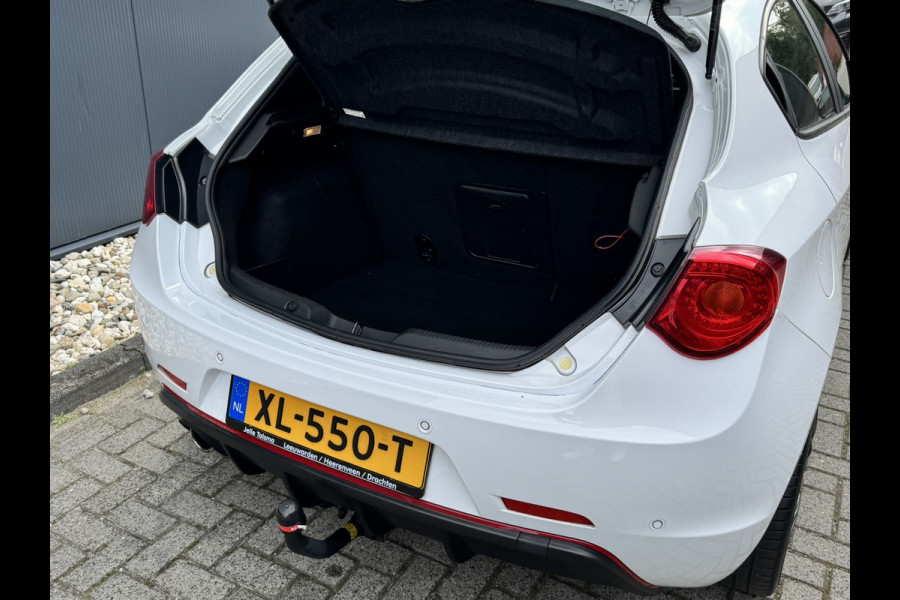Alfa Romeo Giulietta 1.4 Turbo MultiAir Super TCT Automaat | Climate Control | 18" Lichtmetalen Velgen | Stoelverwarming | Trekhaak Alfa Romeo Giulietta 1.4 Turbo MultiAir Super TCT Automaat | Climate Control | 18" Lichtmetalen Velgen | Stoelverwarming | Trekhaak