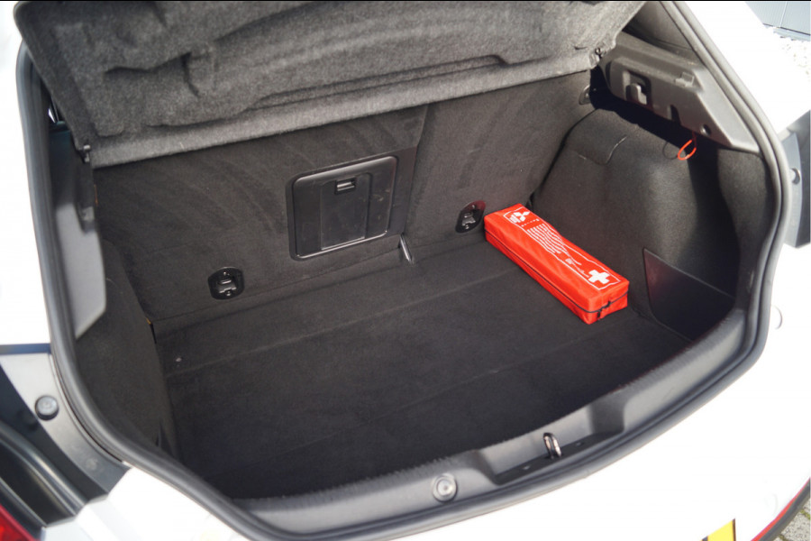 Alfa Romeo Giulietta 1.4 Turbo MultiAir Super TCT Automaat | Climate Control | 18" Lichtmetalen Velgen | Stoelverwarming | Trekhaak Alfa Romeo Giulietta 1.4 Turbo MultiAir Super TCT Automaat | Climate Control | 18" Lichtmetalen Velgen | Stoelverwarming | Trekhaak