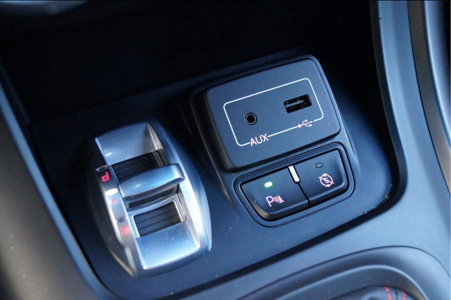 Alfa Romeo Giulietta 1.4 Turbo MultiAir Super TCT Automaat | Climate Control | 18" Lichtmetalen Velgen | Stoelverwarming | Trekhaak Alfa Romeo Giulietta 1.4 Turbo MultiAir Super TCT Automaat | Climate Control | 18" Lichtmetalen Velgen | Stoelverwarming | Trekhaak