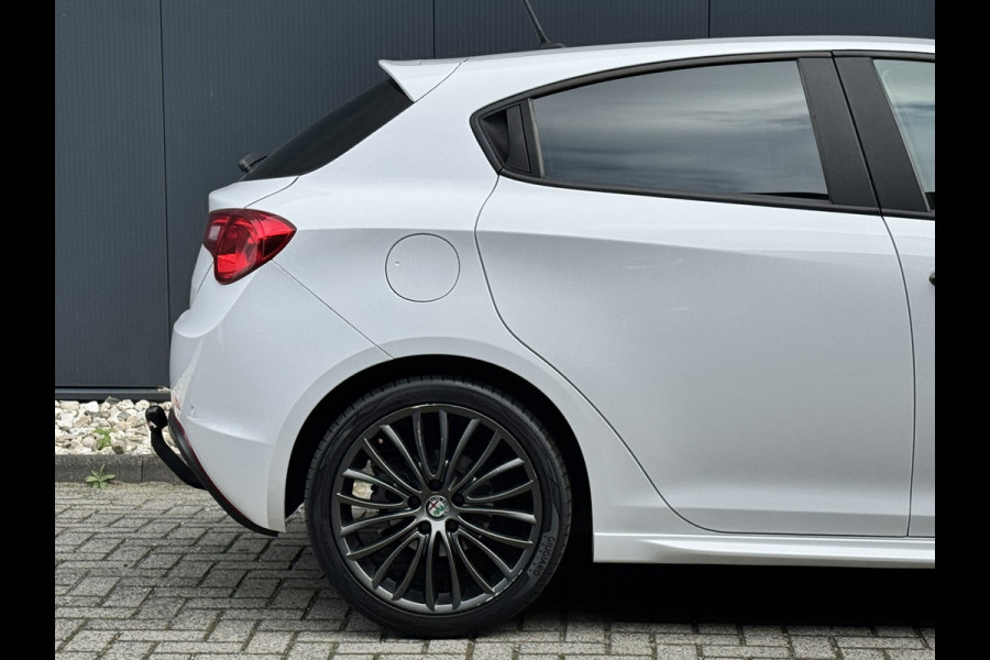 Alfa Romeo Giulietta 1.4 Turbo MultiAir Super TCT Automaat | Climate Control | 18" Lichtmetalen Velgen | Stoelverwarming | Trekhaak Alfa Romeo Giulietta 1.4 Turbo MultiAir Super TCT Automaat | Climate Control | 18" Lichtmetalen Velgen | Stoelverwarming | Trekhaak
