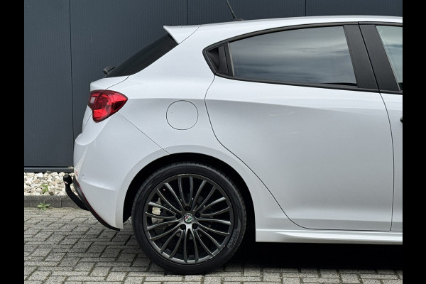 Alfa Romeo Giulietta 1.4 Turbo MultiAir Super TCT Automaat | Climate Control | 18" Lichtmetalen Velgen | Stoelverwarming | Trekhaak Alfa Romeo Giulietta 1.4 Turbo MultiAir Super TCT Automaat | Climate Control | 18" Lichtmetalen Velgen | Stoelverwarming | Trekhaak