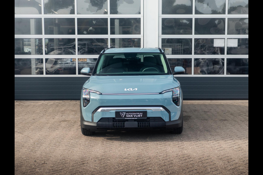 Kia EV3 Plus 81.4 kWh Private Lease v.a. € 479,- | Uit voorraad leverbaar - 2025 rijden!| 600km Rijbereik | Navi | 17" | Adapt. Cruise | Clima | PDC | Dakrails | Stoel&Stuurverw. | Priv Glass | BSM |