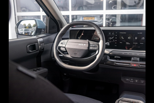 Kia EV3 Plus 81.4 kWh Private Lease v.a. € 479,- | Uit voorraad leverbaar - 2025 rijden!| 600km Rijbereik | Navi | 17" | Adapt. Cruise | Clima | PDC | Dakrails | Stoel&Stuurverw. | Priv Glass | BSM |