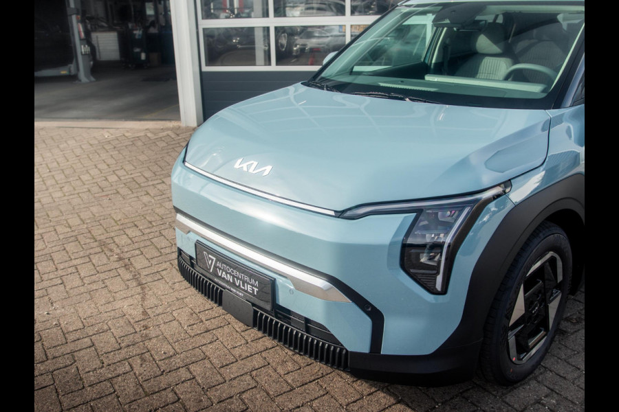 Kia EV3 Plus 81.4 kWh Private Lease v.a. € 479,- | Uit voorraad leverbaar - 2025 rijden!| 600km Rijbereik | Navi | 17" | Adapt. Cruise | Clima | PDC | Dakrails | Stoel&Stuurverw. | Priv Glass | BSM |