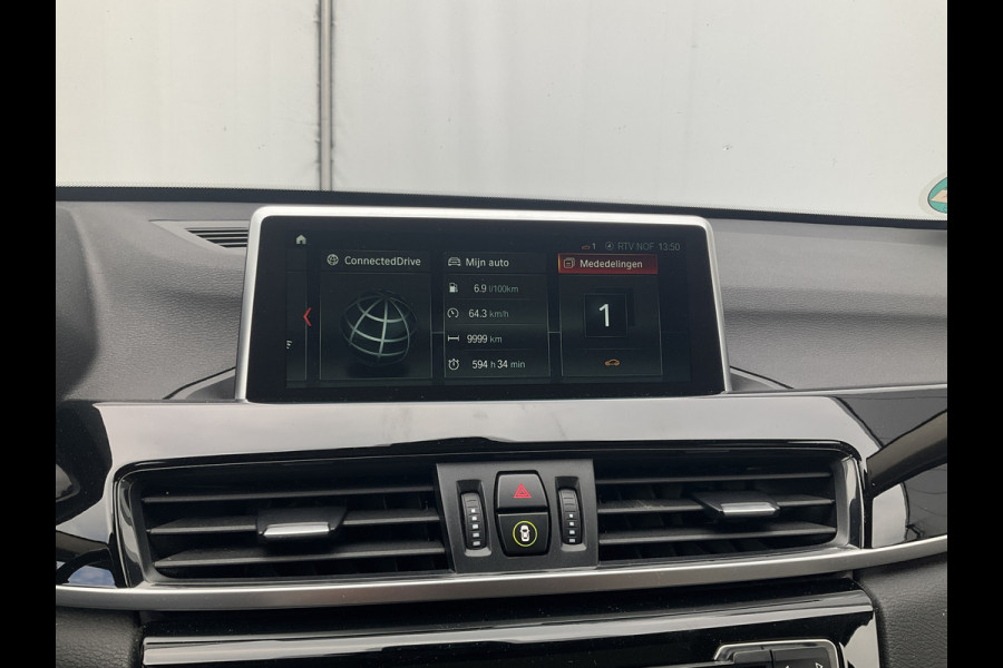BMW X1 sDrive20i Corporate Lease High Executive Pano Trekhaak HUD Leer Led Elek.Klep Voll.Onderhouden!