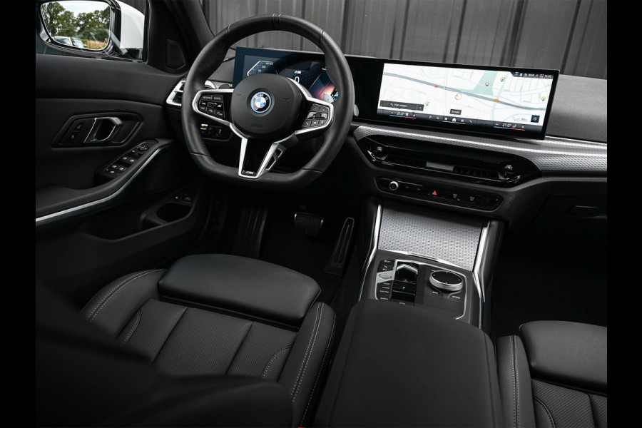 BMW 3 Serie Touring 330e xDrive M-SPORT | FACELIFT | ACCU 19,5 kWh | ACTIVE CRUISE | HIFI AUDIO | CAMERA | FULL-LED | STUUR- EN STOELVERWARM BMW 3 Serie Touring 330e xDrive M-SPORT | FACELIFT | ACCU 19,5 kWh | ACTIVE CRUISE | HIFI AUDIO | CAMERA | FULL-LED | STUUR- EN STOELVERWARM