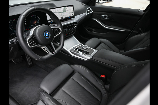 BMW 3 Serie Touring 330e xDrive M-SPORT | FACELIFT | ACCU 19,5 kWh | ACTIVE CRUISE | HIFI AUDIO | CAMERA | FULL-LED | STUUR- EN STOELVERWARM BMW 3 Serie Touring 330e xDrive M-SPORT | FACELIFT | ACCU 19,5 kWh | ACTIVE CRUISE | HIFI AUDIO | CAMERA | FULL-LED | STUUR- EN STOELVERWARM