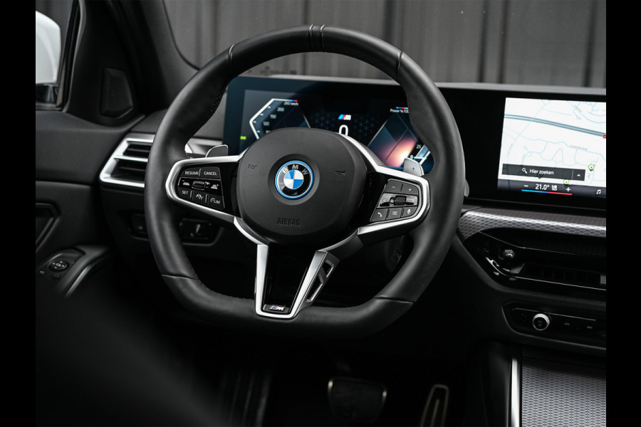 BMW 3 Serie Touring 330e xDrive M-SPORT | FACELIFT | ACCU 19,5 kWh | ACTIVE CRUISE | HIFI AUDIO | CAMERA | FULL-LED | STUUR- EN STOELVERWARM BMW 3 Serie Touring 330e xDrive M-SPORT | FACELIFT | ACCU 19,5 kWh | ACTIVE CRUISE | HIFI AUDIO | CAMERA | FULL-LED | STUUR- EN STOELVERWARM