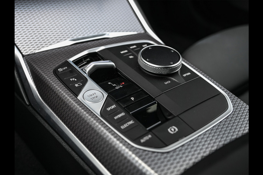 BMW 3 Serie Touring 330e xDrive M-SPORT | FACELIFT | ACCU 19,5 kWh | ACTIVE CRUISE | HIFI AUDIO | CAMERA | FULL-LED | STUUR- EN STOELVERWARM BMW 3 Serie Touring 330e xDrive M-SPORT | FACELIFT | ACCU 19,5 kWh | ACTIVE CRUISE | HIFI AUDIO | CAMERA | FULL-LED | STUUR- EN STOELVERWARM