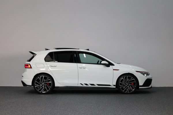 Volkswagen Golf 2.0 TSI GTI Clubsport 301+PK LED+IQ/PANO/HALF LEER+ALCANTARA+S.VERWARMING/19"/CAM/LINE/ACC/ECC/12 MND GARANTIE! Volkswagen Golf 2.0 TSI GTI Clubsport 301+PK LED+IQ/PANO/HALF LEER+ALCANTARA+S.VERWARMING/19"/CAM/LINE/ACC/ECC/12 MND GARANTIE!