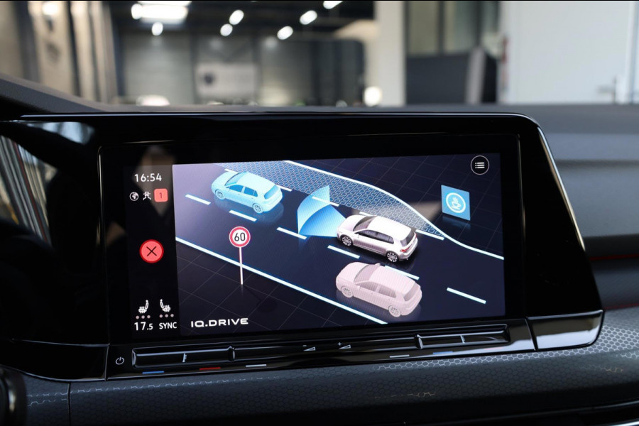 Volkswagen Golf 2.0 TSI GTI Clubsport 301+PK LED+IQ/PANO/HALF LEER+ALCANTARA+S.VERWARMING/19"/CAM/LINE/ACC/ECC/12 MND GARANTIE! Volkswagen Golf 2.0 TSI GTI Clubsport 301+PK LED+IQ/PANO/HALF LEER+ALCANTARA+S.VERWARMING/19"/CAM/LINE/ACC/ECC/12 MND GARANTIE!