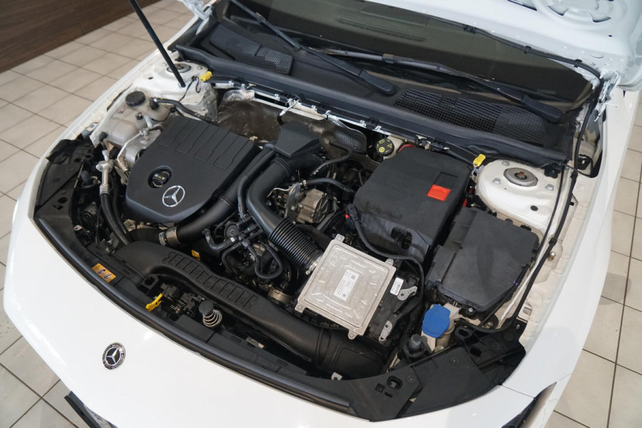 Mercedes-Benz A-Klasse 180 AMG Line + SCHUIFDAK / CAMERA / NIGHTPAKKET / WIDESCREEN / CARPLAY