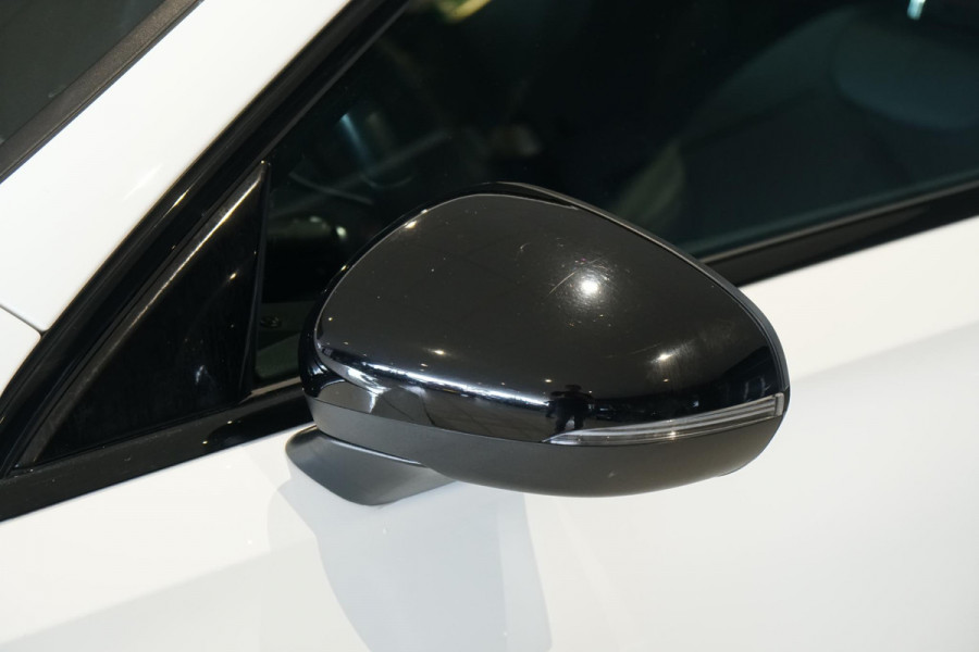 Mercedes-Benz A-Klasse 180 AMG Line + SCHUIFDAK / CAMERA / NIGHTPAKKET / WIDESCREEN / CARPLAY