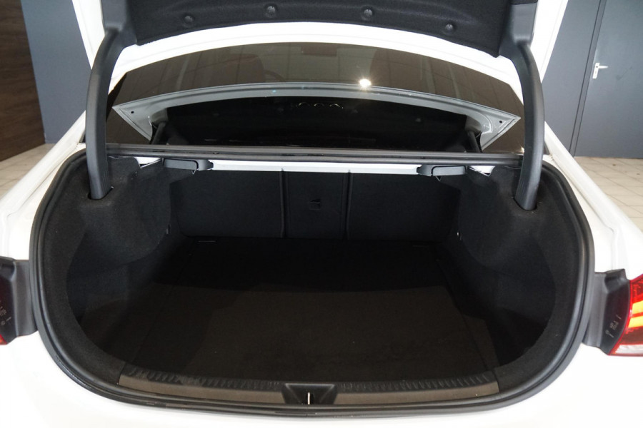 Mercedes-Benz A-Klasse 180 AMG Line + SCHUIFDAK / CAMERA / NIGHTPAKKET / WIDESCREEN / CARPLAY