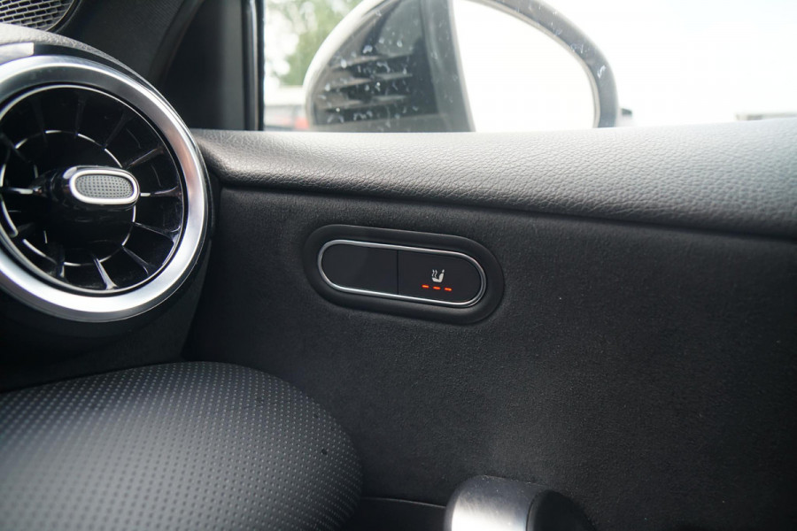 Mercedes-Benz A-Klasse 180 AMG Line + SCHUIFDAK / CAMERA / NIGHTPAKKET / WIDESCREEN / CARPLAY