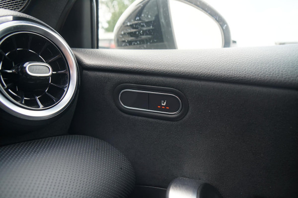 Mercedes-Benz A-Klasse 180 AMG Line + SCHUIFDAK / CAMERA / NIGHTPAKKET / WIDESCREEN / CARPLAY