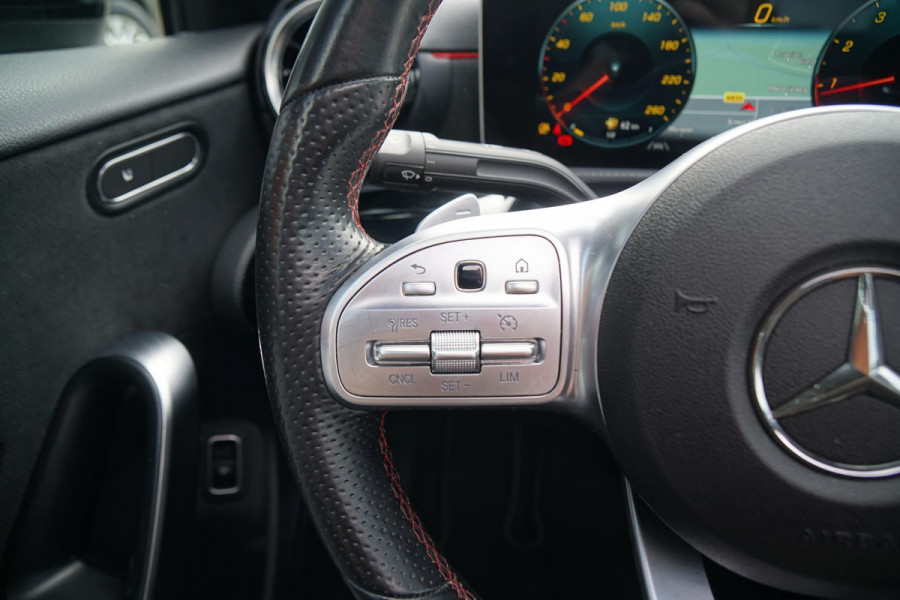 Mercedes-Benz A-Klasse 180 AMG Line + SCHUIFDAK / CAMERA / NIGHTPAKKET / WIDESCREEN / CARPLAY