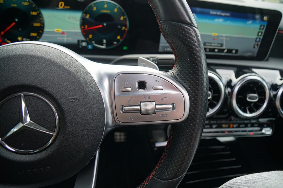 Mercedes-Benz A-Klasse 180 AMG Line + SCHUIFDAK / CAMERA / NIGHTPAKKET / WIDESCREEN / CARPLAY