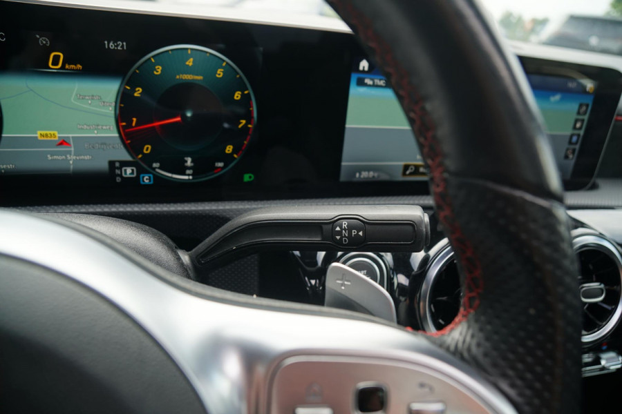 Mercedes-Benz A-Klasse 180 AMG Line + SCHUIFDAK / CAMERA / NIGHTPAKKET / WIDESCREEN / CARPLAY