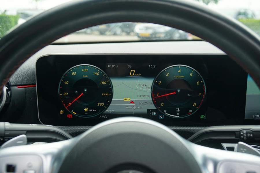 Mercedes-Benz A-Klasse 180 AMG Line + SCHUIFDAK / CAMERA / NIGHTPAKKET / WIDESCREEN / CARPLAY