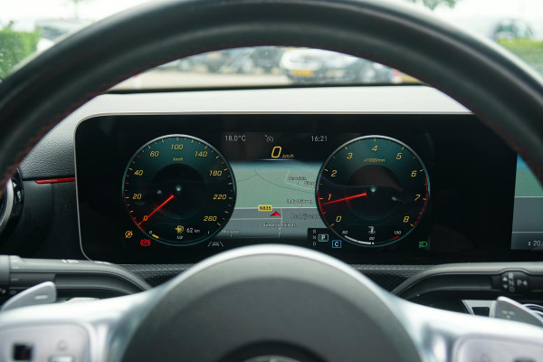 Mercedes-Benz A-Klasse 180 AMG Line + SCHUIFDAK / CAMERA / NIGHTPAKKET / WIDESCREEN / CARPLAY