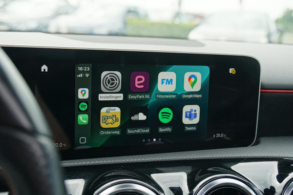 Mercedes-Benz A-Klasse 180 AMG Line + SCHUIFDAK / CAMERA / NIGHTPAKKET / WIDESCREEN / CARPLAY