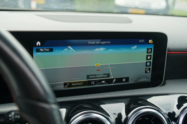 Mercedes-Benz A-Klasse 180 AMG Line + SCHUIFDAK / CAMERA / NIGHTPAKKET / WIDESCREEN / CARPLAY