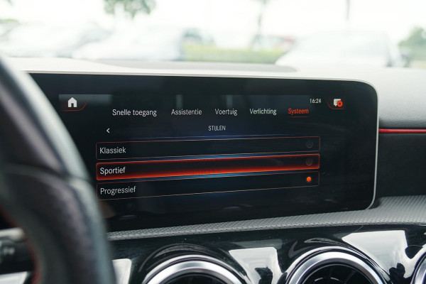 Mercedes-Benz A-Klasse 180 AMG Line + SCHUIFDAK / CAMERA / NIGHTPAKKET / WIDESCREEN / CARPLAY