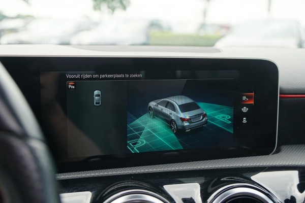 Mercedes-Benz A-Klasse 180 AMG Line + SCHUIFDAK / CAMERA / NIGHTPAKKET / WIDESCREEN / CARPLAY