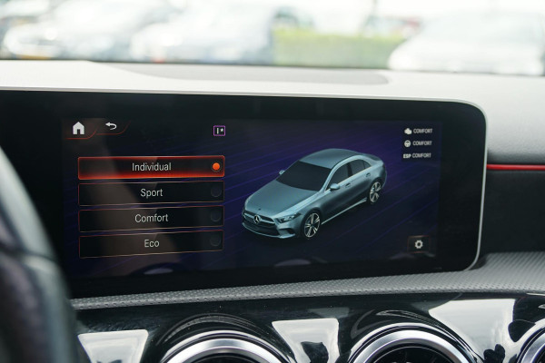 Mercedes-Benz A-Klasse 180 AMG Line + SCHUIFDAK / CAMERA / NIGHTPAKKET / WIDESCREEN / CARPLAY