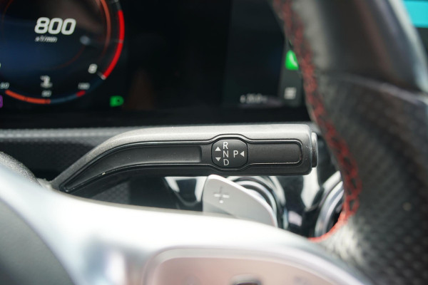 Mercedes-Benz A-Klasse 180 AMG Line + SCHUIFDAK / CAMERA / NIGHTPAKKET / WIDESCREEN / CARPLAY