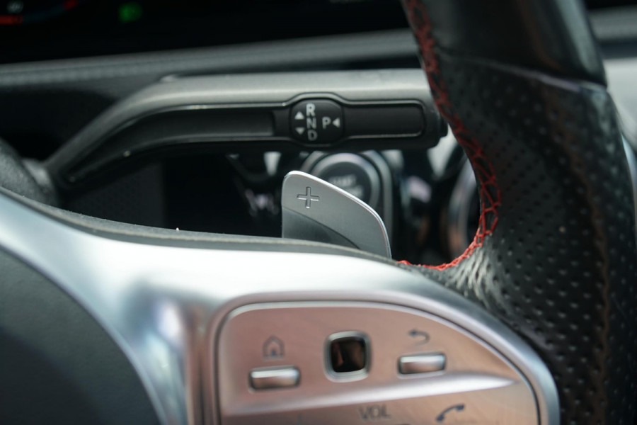 Mercedes-Benz A-Klasse 180 AMG Line + SCHUIFDAK / CAMERA / NIGHTPAKKET / WIDESCREEN / CARPLAY