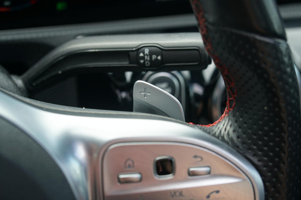 Mercedes-Benz A-Klasse 180 AMG Line + SCHUIFDAK / CAMERA / NIGHTPAKKET / WIDESCREEN / CARPLAY