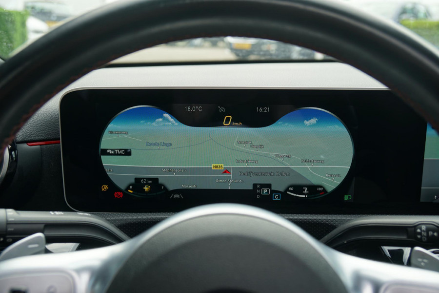 Mercedes-Benz A-Klasse 180 AMG Line + SCHUIFDAK / CAMERA / NIGHTPAKKET / WIDESCREEN / CARPLAY