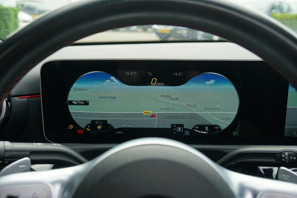 Mercedes-Benz A-Klasse 180 AMG Line + SCHUIFDAK / CAMERA / NIGHTPAKKET / WIDESCREEN / CARPLAY