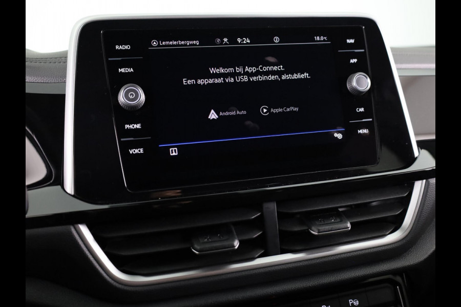 Volkswagen T-Roc 1.5 TSI R-Line 150 pk Automaat (DSG) | Verlengde garantie | Navigatie | Trekhaak (afneembaar) | Parkeersensoren (Park assist) | Achteruitrijcamera | R-Line |
