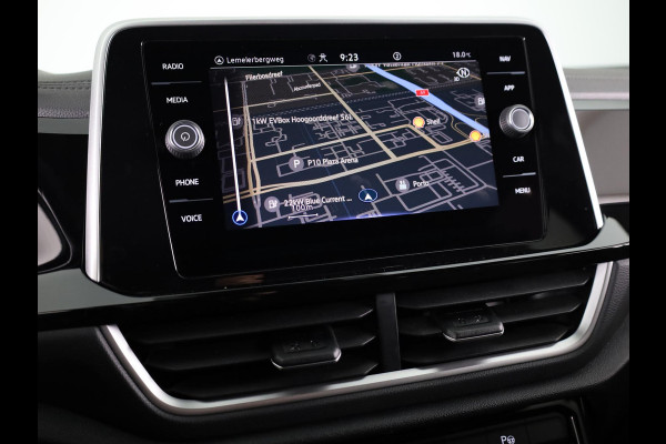 Volkswagen T-Roc 1.5 TSI R-Line 150 pk Automaat (DSG) | Verlengde garantie | Navigatie | Trekhaak (afneembaar) | Parkeersensoren (Park assist) | Achteruitrijcamera | R-Line |