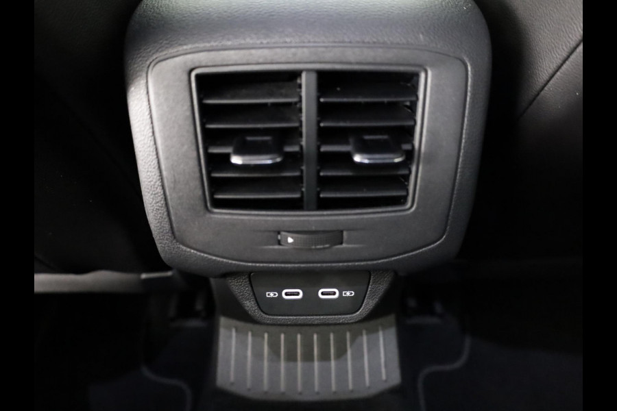 Volkswagen T-Roc 1.5 TSI R-Line 150 pk Automaat (DSG) | Verlengde garantie | Navigatie | Trekhaak (afneembaar) | Parkeersensoren (Park assist) | Achteruitrijcamera | R-Line |