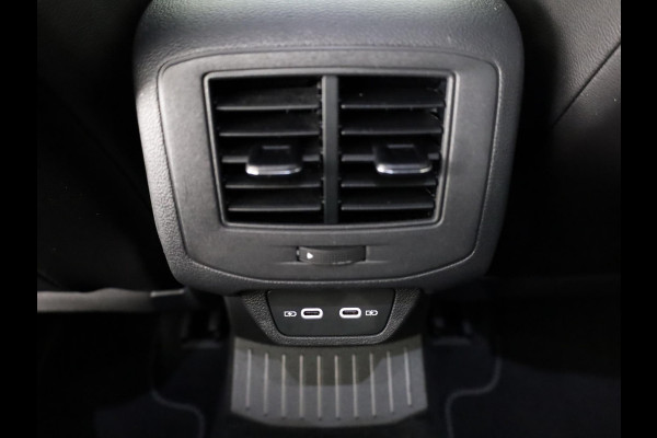 Volkswagen T-Roc 1.5 TSI R-Line 150 pk Automaat (DSG) | Verlengde garantie | Navigatie | Trekhaak (afneembaar) | Parkeersensoren (Park assist) | Achteruitrijcamera | R-Line |