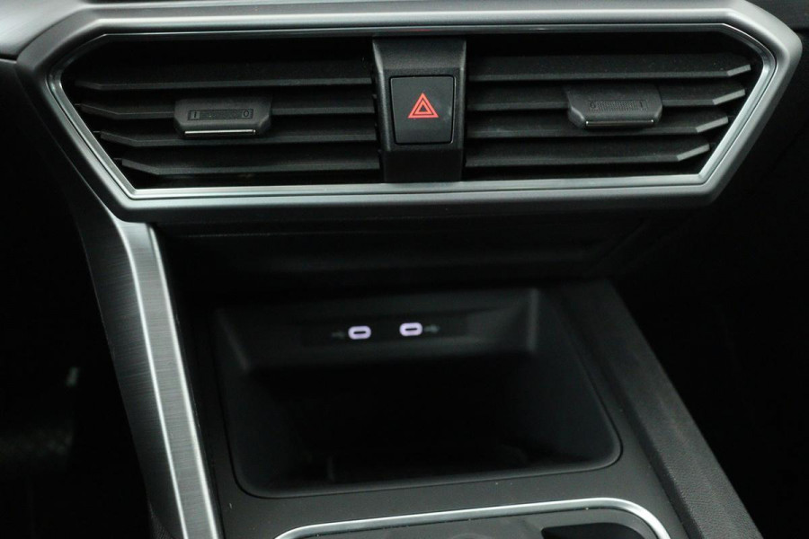 Seat Leon 1.5 eTSI FR Launch Edition | Carplay | Stoel & stuurverwarming | Camera | Adaptive cruise | Navigatie | Keyless | Full LED | Sportstoelen
