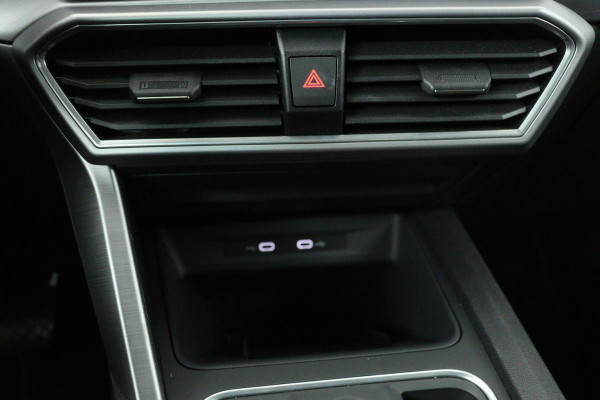 Seat Leon 1.5 eTSI FR Launch Edition | Carplay | Stoel & stuurverwarming | Camera | Adaptive cruise | Navigatie | Keyless | Full LED | Sportstoelen