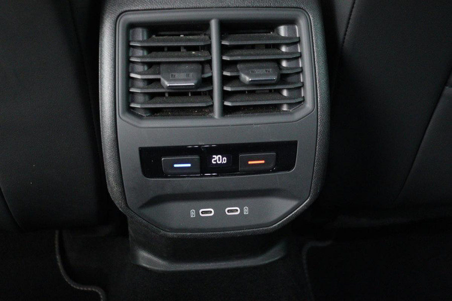 Seat Leon 1.5 eTSI FR Launch Edition | Carplay | Stoel & stuurverwarming | Camera | Adaptive cruise | Navigatie | Keyless | Full LED | Sportstoelen