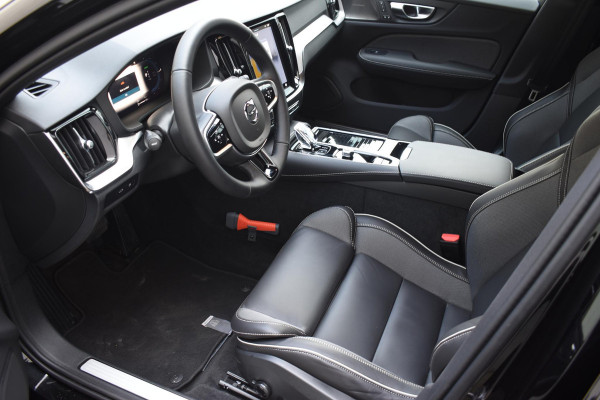 Volvo V60 T6 350PK Automaat Plus Dark / Navigatie / 360 Camera / Harman Kardon / Stuur & Stoelverwarming / LM Velgen / Trekhaak