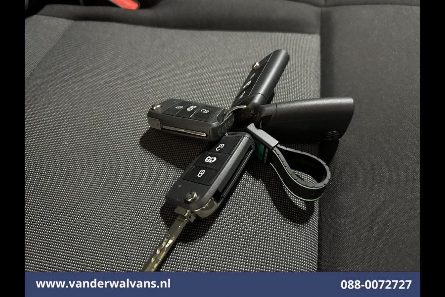 Volkswagen Crafter 2.0 TDI 141pk L3H3 L2H2 Euro6 Airco | Camera | Navigatie | Android Auto | Stoelverwarming Parkeersensoren, Bijrijdersbank, 3000kg trekvermogen, zilver Volkswagen Crafter 2.0 TDI 141pk L3H3 L2H2 Euro6 Airco | Camera | Navigatie | Android Auto | Stoelverwarming Parkeersensoren, Bijrijdersbank, 3000kg trekvermogen, zilver