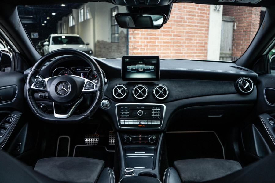 Mercedes-Benz GLA 220 4MATIC AMG Line Pano / Camera / Keyless