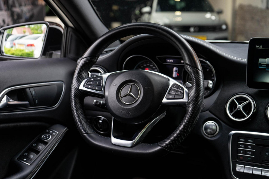 Mercedes-Benz GLA 220 4MATIC AMG Line Pano / Camera / Keyless