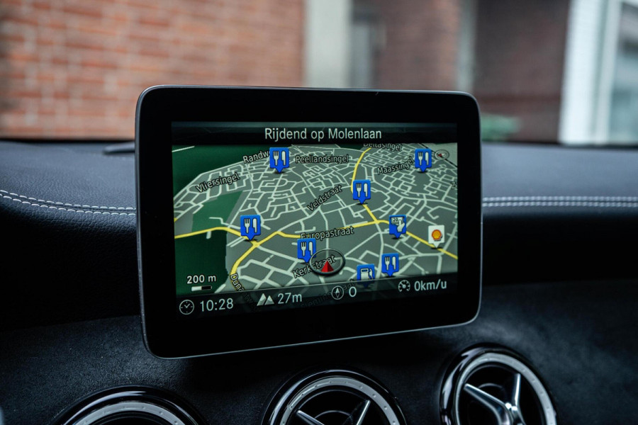 Mercedes-Benz GLA 220 4MATIC AMG Line Pano / Camera / Keyless