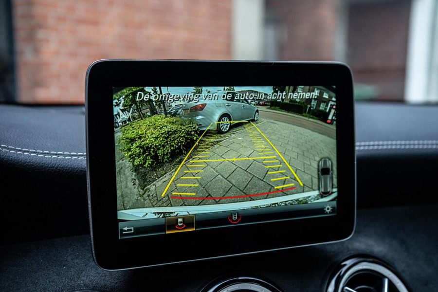 Mercedes-Benz GLA 220 4MATIC AMG Line Pano / Camera / Keyless