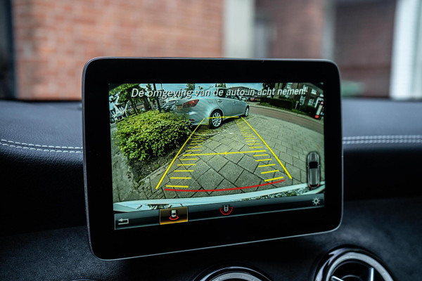 Mercedes-Benz GLA 220 4MATIC AMG Line Pano / Camera / Keyless